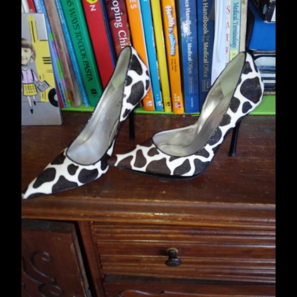 COPY - One of a kind Cheta print pumps